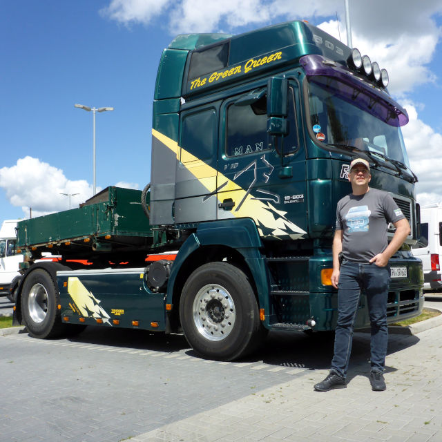 Richard Scherping vor MAN F2000 19.603 The Green Queen, Grolsheim, 2021-08-01, Foto David Wissel