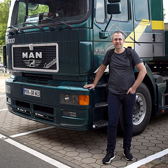 Richard Scherping vor MAN F2000 19.603 The Green Queen, Hamburg, 2017-07-15, Foto Finn Verkerk